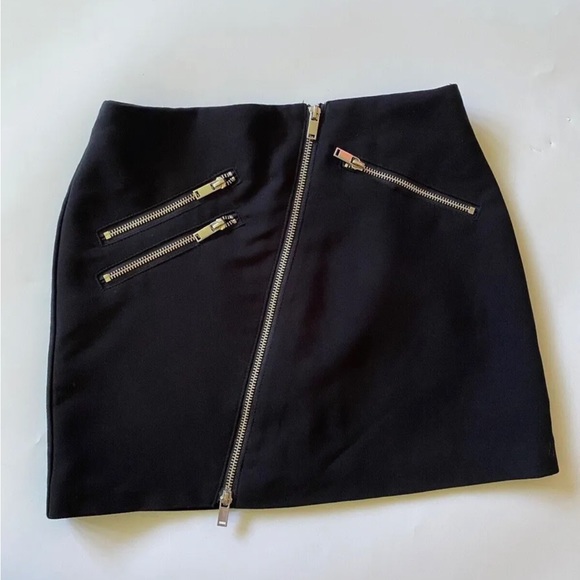 H&M Dresses & Skirts - H&M Black Mini Skiurt Size 8 Zip Detail
